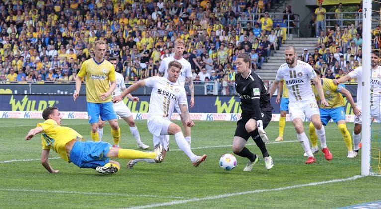 Eintracht Braunschweig vs SV Wehen Wiesbaden Braunschweig, 12 05 2024, Soccer, Season 23 24, 2 Bundesliga, Matchday 33, Eintracht Braunschweig vs SV Wehen Wiesbaden, Picture shows Thorir Helgason BTSV, 20 scores the goal to 1 0 for Eintracht Braunschweig in this scene