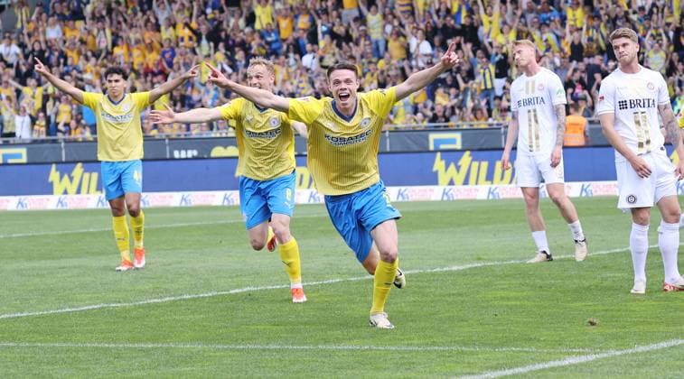 Eintracht Braunschweig vs SV Wehen Wiesbaden Braunschweig, 12 05 2024, Soccer, Season 23 24, 2 Bundesliga, Matchday 33, Eintracht Braunschweig vs SV Wehen Wiesbaden, Picture shows jubilation over the goal to 1 0 for Eintracht by Thorir Helgason BTSV, 20 Braunschweig