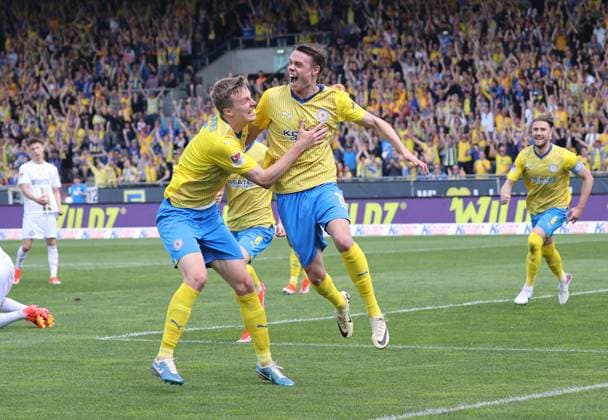 Eintracht Braunschweig vs SV Wehen Wiesbaden Braunschweig, 12 05 2024, Soccer, Season 23 24, 2 Bundesliga, Matchday 33, Eintracht Braunschweig vs SV Wehen Wiesbaden, Picture shows jubilation over the goal to 1 0 for Eintracht by Thorir Helgason BTSV, 20 with Robert Ivanov BTSV, 5 Braunschweig