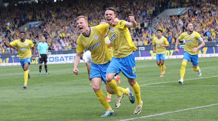 Eintracht Braunschweig vs SV Wehen Wiesbaden Braunschweig, 12 05 2024, Soccer, Season 23 24, 2 Bundesliga, Matchday 33, Eintracht Braunschweig vs SV Wehen Wiesbaden, Picture shows jubilation over the goal to 1 0 for Eintracht by Thorir Helgason BTSV, 20 with Robert Ivanov BTSV, 5 Braunschweig