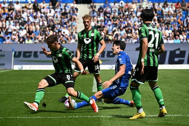 12 05 2024, xjhx, Soccer 2 Bundesliga, Karlsruher SC Hannover 96 emspor, v l Yannik Luehrs Lührs Hannover 96 Igor Matanovic Karlsruher SC KSC Enzo Leopold Hannover 96 Sei Muroya Hannover 96 Zweikampf, Aktion, action, battle for the ball DFL DFB REGULATIONS PROHIBIT ANY USE OF PHOTOGRAPHS as IMAGE SEQUENCES and or QUASI VIDEO Karlsruhe