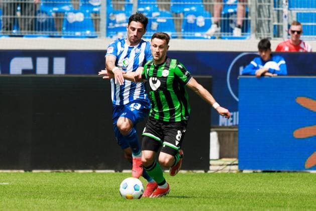 Enzo Leopold Hannover 96, 08 in duel against Lars Stindl Karlsruher SC, 13 GER, Karlsruher SC KSC vs Hannover 96 H96 , Soccer, Men, Men, 2 Bundesliga, Matchday 33, Season 2023 2024, 12 05 2024 DFL DFB REGULATIONS PROHIBIT ANY USE OF PHOTOGRAPHS AS IMAGE SEQUENCES AND OR QUASI VIDEO GER, Karlsruher SC KSC vs Hannover 96 H96 , Football, Men, Men, 2 Bundesliga, 33 Matchday, Season 2023 2024, 12 05 2024 Karlsruhe Copyright: xEibnerxPressefoto OliverxSchmidtx EP_OST