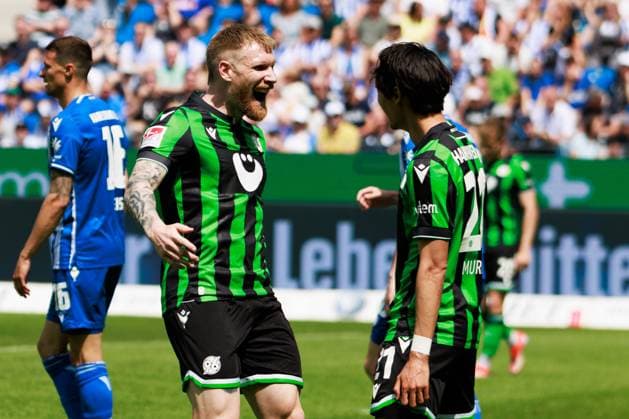 Andreas Voglsammer Hannover 96, 32 cheers after his goal to 0 1, emotion, joy, enthusiasm, with Sei Muroya Hannover 96, 21 GER, Karlsruher SC KSC vs Hannover 96 H96 , Football, Men, Men, 2 Bundesliga, 33 Matchday, Season 2023 2024, 12 05 2024 DFL DFB REGULATIONS PROHIBIT ANY USE OF PHOTOGRAPHS AS IMAGE SEQUENCES AND OR QUASI VIDEO GER, Karlsruher SC KSC vs Hannover 96 H96 , Football, Men, Men, 2 Bundesliga, 33 Matchday, Season 2023 2024, 12 05 2024 Karlsruhe Copyright: xEibnerxPressefoto OliverxSchmidtx EP_OST