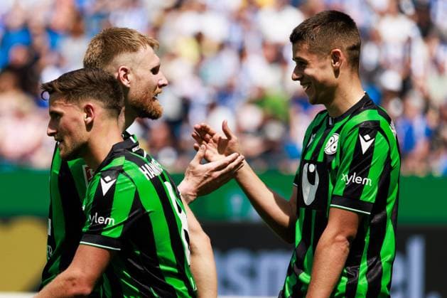 Andreas Voglsammer Hannover 96, 32 cheers after his goal to 0 1, emotion, joy, enthusiasm, with Nicolo Tresoldi Hannover 96, 09 GER, Karlsruher SC KSC vs Hannover 96 H96 , Football, Men, Men, 2 Bundesliga, 33 Matchday, Season 2023 2024, 12 05 2024 DFL DFB REGULATIONS PROHIBIT ANY USE OF PHOTOGRAPHS AS IMAGE SEQUENCES AND OR QUASI VIDEO GER, Karlsruher SC KSC vs Hannover 96 H96 , Football, Men, Men, 2 Bundesliga, 33 Matchday, Season 2023 2024, 12 05 2024 Karlsruhe Copyright: xEibnerxPressefoto OliverxSchmidtx EP_OST