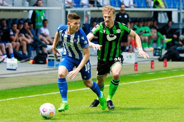 Marvin Wanitzek Karlsruher SC, 10 in duel against Yannik Luehrs Hannover 96, 34 GER, Karlsruher SC KSC vs Hannover 96 H96 , Soccer, Men, Men, 2 Bundesliga, Matchday 33, Season 2023 2024, 12 05 2024 DFL DFB REGULATIONS PROHIBIT ANY USE OF PHOTOGRAPHS AS IMAGE SEQUENCES AND OR QUASI VIDEO GER, Karlsruher SC KSC vs Hannover 96 H96 , Football, Men, Men, 2 Bundesliga, 33 Matchday, Season 2023 2024, 12 05 2024 Karlsruhe Copyright: xEibnerxPressefoto OliverxSchmidtx EP_OST
