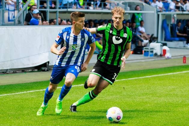 Marvin Wanitzek Karlsruher SC, 10 in duel against Yannik Luehrs Hannover 96, 34 GER, Karlsruher SC KSC vs Hannover 96 H96 , Soccer, Men, Men, 2 Bundesliga, Matchday 33, Season 2023 2024, 12 05 2024 DFL DFB REGULATIONS PROHIBIT ANY USE OF PHOTOGRAPHS AS IMAGE SEQUENCES AND OR QUASI VIDEO GER, Karlsruher SC KSC vs Hannover 96 H96 , Football, Men, Men, 2 Bundesliga, 33 Matchday, Season 2023 2024, 12 05 2024 Karlsruhe Copyright: xEibnerxPressefoto OliverxSchmidtx EP_OST