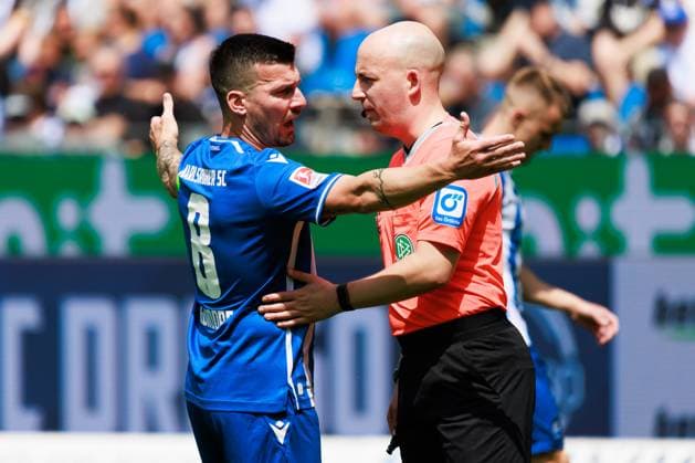 Jerome Gondorf Karlsruher SC, 08 complains to referee Nicolas Winter, is disappointed disappointed, dissatisfied, angry angry, emotions, anger, sadness GER, Karlsruher SC KSC vs Hannover 96 H96 , Football, Men, Men, 2 Bundesliga, 33 Matchday, Season 2023 2024, 12 05 2024 DFL DFB REGULATES PROHIBIT ANY USE OF PHOTOGRAPHS AS IMAGE SEQUENCES AND OR QUASI VIDEO GER, Karlsruher SC KSC vs Hannover 96 H96 , Football, Men, Men, 2 Bundesliga, 33 Matchday, Season 2023 2024, 12 05 2024 Karlsruhe Copyright: xEibnerxPressefoto OliverxSchmidtx EP_OST