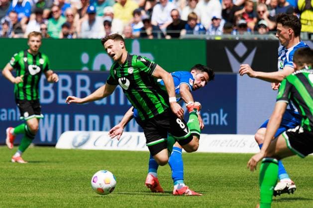 Lars Stindl Karlsruher SC, 13 fouls Enzo Leopold Hannover 96, 08 , Action GER, Karlsruher SC KSC vs Hannover 96 H96 , Football, Men, Men, 2 Bundesliga, Matchday 33, Season 2023 2024, 12 05 2024 DFL DFB REGULATIONS PROHIBIT ANY USE OF PHOTOGRAPHS AS IMAGE SEQUENCES AND OR QUASI VIDEO GER, Karlsruher SC KSC vs Hannover 96 H96 , Football, Men, Men, 2 Bundesliga, 33 Matchday, Season 2023 2024, 12 05 2024 Karlsruhe Copyright: xEibnerxPressefoto OliverxSchmidtx EP_OST