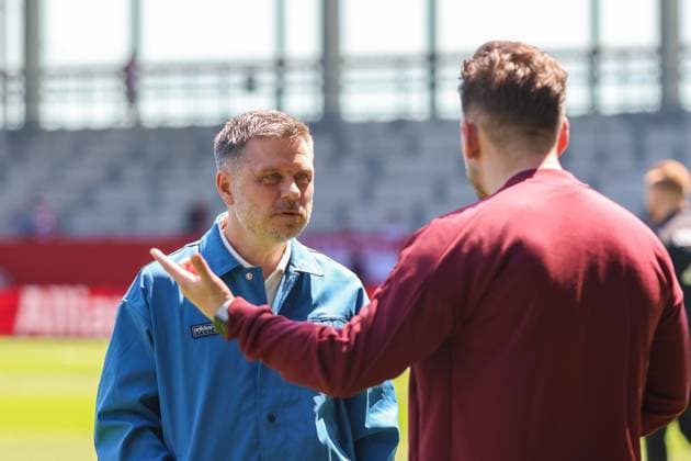 Alexander Straus FC Bayern Muenchen, Coach in conversation with Thomas Oostendorp 1 FC Nuernberg, Head Coach , FC Bayern Muenchen vs 1 FC Nuernberg, Soccer, Google Pixel Women Bundesliga, 21 Matchday, Season 2023 24, 12 05 2024, DFB REGULATES PROHIBIT ANY USE OF PHOTOGRAPHS AS IMAGE SEQUENCES, FC Bayern Muenchen vs 1 FC Nuernberg, Football, Google Pixel Womens Bundesliga, Matchday 21, Season 2023 24, 12 05 2024 Muenchen Copyright: xEibner-Pressefoto JennixMaulx EP_JML