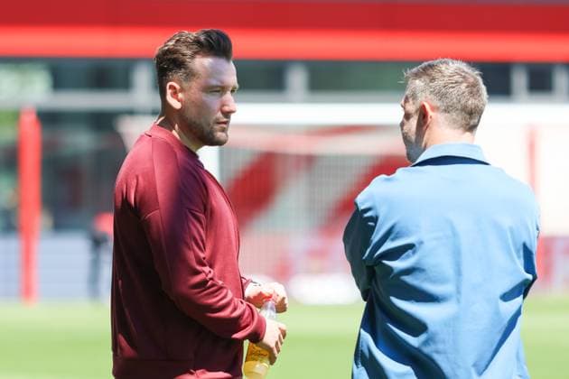 Alexander Straus FC Bayern Muenchen, Coach in conversation with Thomas Oostendorp 1 FC Nuernberg, Head Coach , FC Bayern Muenchen vs 1 FC Nuernberg, Soccer, Google Pixel Women Bundesliga, 21 Matchday, Season 2023 24, 12 05 2024, DFB REGULATES PROHIBIT ANY USE OF PHOTOGRAPHS AS IMAGE SEQUENCES, FC Bayern Muenchen vs 1 FC Nuernberg, Football, Google Pixel Womens Bundesliga, Matchday 21, Season 2023 24, 12 05 2024 Muenchen Copyright: xEibner-Pressefoto JennixMaulx EP_JML