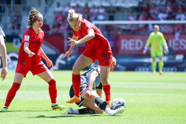 Carolin Simon FC Bayern Muenchen, 30 , FC Bayern Muenchen vs 1 FC Nuernberg, Football, Google Pixel Frauen Bundesliga, 21 Spieltag, Saison 2023 24, 12 05 2024, DFB REGULATIONS PROHIBIT ANY USE OF PHOTOGRAPHS AS IMAGE SEQUENCES, FC Bayern Muenchen vs 1 FC Nuernberg, Football, Google Pixel Frauen Bundesliga, 21 Spieltag, Saison 2023 24, 12 05 2024 Muenchen Copyright: xEibner-Pressefoto JennixMaulx EP_JML
