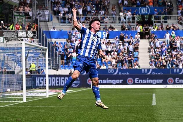 12 05 2024, xjhx, Fußball 2 Bundesliga, Karlsruher SC Hannover 96 emspor, v l Torjubel nach dem Tor zum celebrating the goal celebrate 1 1 durch Paul Nebel Karlsruher SC KSC DFL DFB REGULATIONS PROHIBIT ANY USE OF PHOTOGRAPHS as IMAGE SEQUENCES and or QUASI VIDEO Karlsruhe