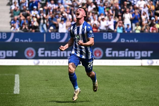 12 05 2024, xjhx, Fußball 2 Bundesliga, Karlsruher SC Hannover 96 emspor, v l Torjubel nach dem Tor zum celebrating the goal celebrate 1 1 durch Paul Nebel Karlsruher SC KSC DFL DFB REGULATIONS PROHIBIT ANY USE OF PHOTOGRAPHS as IMAGE SEQUENCES and or QUASI VIDEO Karlsruhe