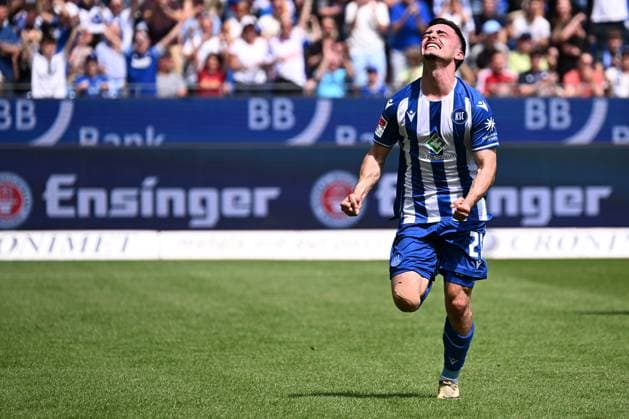 12 05 2024, xjhx, Fußball 2 Bundesliga, Karlsruher SC Hannover 96 emspor, v l Torjubel nach dem Tor zum celebrating the goal celebrate 1 1 durch Paul Nebel Karlsruher SC KSC DFL DFB REGULATIONS PROHIBIT ANY USE OF PHOTOGRAPHS as IMAGE SEQUENCES and or QUASI VIDEO Karlsruhe