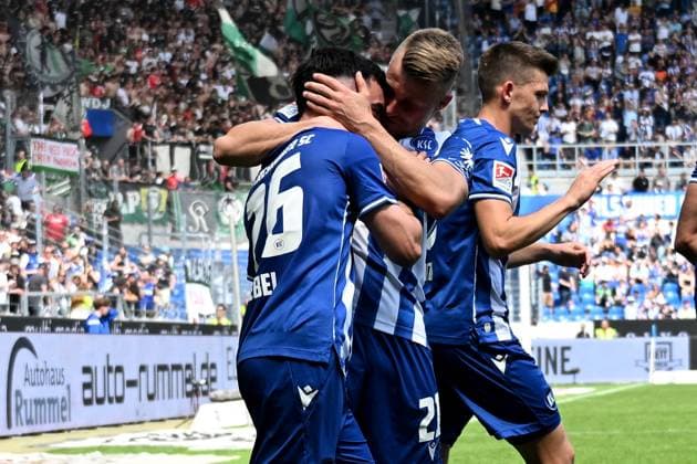 12 05 2024, xjhx, Fußball 2 Bundesliga, Karlsruher SC Hannover 96 emspor, v l Torjubel nach dem Tor zum celebrating the goal celebrate 1 1 durch Paul Nebel Karlsruher SC KSC Marco Thiede Karlsruher SC KSC DFL DFB REGULATIONS PROHIBIT ANY USE OF PHOTOGRAPHS as IMAGE SEQUENCES and or QUASI VIDEO Karlsruhe
