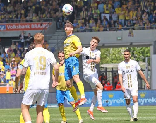 Eintracht Braunschweig vs SV Wehen Wiesbaden Braunschweig, 12 05 2024, Soccer, Season 23 24, 2 Bundesliga, 33 Matchday, Eintracht Braunschweig vs SV Wehen Wiesbaden, Picture shows Niklas Tauer BTSV, 8 Braunschweig