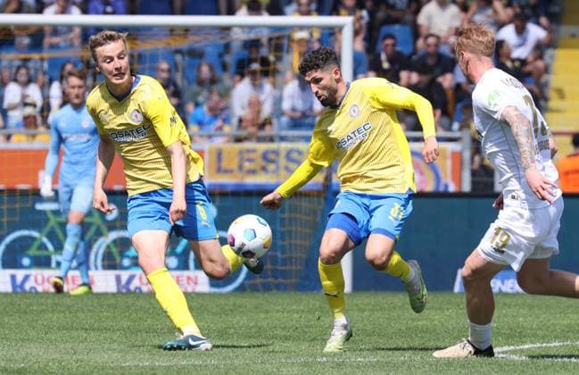 Eintracht Braunschweig vs SV Wehen Wiesbaden Braunschweig, 12 05 2024, Soccer, Season 23 24, 2 Bundesliga, Matchday 33, Eintracht Braunschweig vs SV Wehen Wiesbaden, Picture shows Fabio Kaufmann BTSV, 37 and Robert Ivanov BTSV, 5 Braunschweig