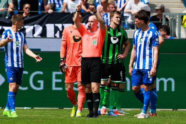 Referee Nicolas Winter awards the goal for 1 1 by Paul Nebel Karlsruher SC, 26 after video evidence VAR GER, Karlsruher SC KSC vs Hannover 96 H96 , Soccer, Men, Men, 2 Bundesliga, Matchday 33, Season 2023 2024, 12 05 2024 DFL DFB REGULATIONS PROHIBIT ANY USE OF PHOTOGRAPHS AS IMAGE SEQUENCES AND OR QUASI VIDEO GER, Karlsruher SC KSC vs Hannover 96 H96 , Football, Men, Men, 2 Bundesliga, 33 Matchday, Season 2023 2024, 12 05 2024 Karlsruhe Copyright: xEibnerxPressefoto OliverxSchmidtx EP_OST