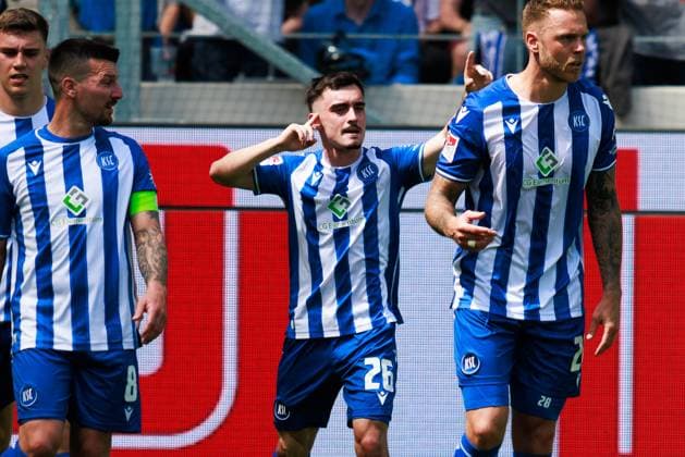Paul Nebel Karlsruher SC, 26 celebrates after his goal to 1 1 with his teammates, emotion, joy, enthusiasm GER, Karlsruher SC KSC vs Hannover 96 H96 , Football, Men, Men, 2 Bundesliga, 33 Matchday, Season 2023 2024, 12 05 2024 DFL DFB REGULATIONS PROHIBIT ANY USE OF PHOTOGRAPHS AS IMAGE SEQUENCES AND OR QUASI VIDEO GER, Karlsruher SC KSC vs Hannover 96 H96 , Football, Men, Men, 2 Bundesliga, 33 Matchday, Season 2023 2024, 12 05 2024 Karlsruhe Copyright: xEibnerxPressefoto OliverxSchmidtx EP_OST