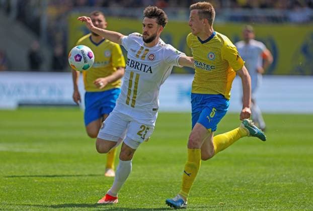 Soccer 2 BL Eintracht Braunschweig SV Wehen Wiesbaden 12 05 24, Nikolas Agrafiotis SVWW , Robert Ivanov Eintracht ,