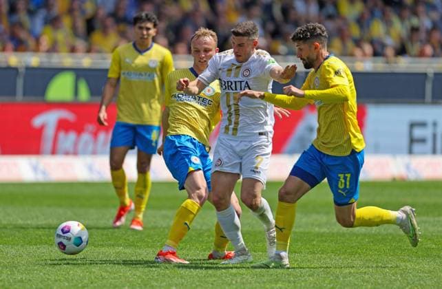 Soccer 2 BL Eintracht Braunschweig SV Wehen Wiesbaden 12 05 24, Niklas Tauer Eintracht , Robin Heußer SVWW , Fabio Kaufmann Eintracht ,