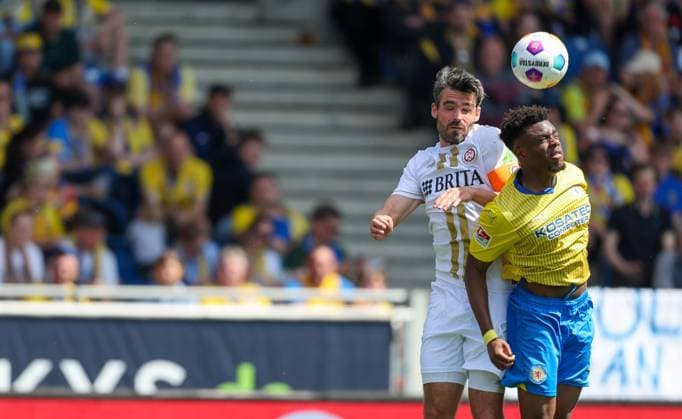 Soccer 2 BL Eintracht Braunschweig SV Wehen Wiesbaden 12 05 24, Sascha Mockenhaupt SVWW , Anderson Lucoqui Eintracht ,