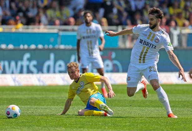 Soccer 2 BL Eintracht Braunschweig SV Wehen Wiesbaden 12 05 24, Niklas Tauer Eintracht , Nikolas Agrafiotis SVWW ,