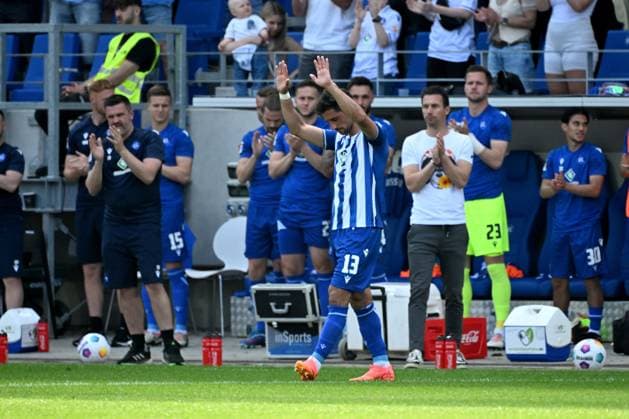 12 05 2024, xjhx, Fußball 2 Bundesliga, Karlsruher SC Hannover 96 emspor, v l Lars Stindl Karlsruher SC KSC Abschied Verabschiedung Auswechslung DFL DFB REGULATIONS PROHIBIT ANY USE OF PHOTOGRAPHS as IMAGE SEQUENCES and or QUASI VIDEO Karlsruhe