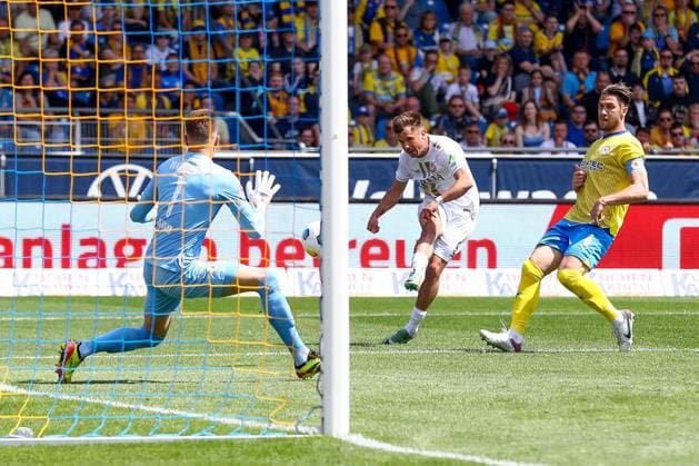 12 05 2024, xtgx, Soccer 2 Bundesliga, Eintracht Braunschweig SV Wehen Wiesbaden emspor, v l Thijmen Goppel Wiesbaden, 9 shot on goal, shoots the ball on goal, shot DFL DFB REGULATIONS PROHIBIT ANY USE OF PHOTOGRAPHS as IMAGE SEQUENCES and or QUASI VIDEO Braunschweig