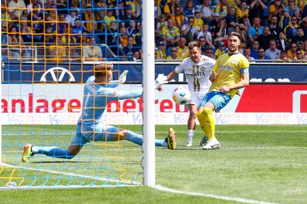 12 05 2024, xtgx, Soccer 2 Bundesliga, Eintracht Braunschweig SV Wehen Wiesbaden emspor, v l Thijmen Goppel Wiesbaden, 9 shot on goal, shoots the ball on goal, shot DFL DFB REGULATIONS PROHIBIT ANY USE OF PHOTOGRAPHS as IMAGE SEQUENCES and or QUASI VIDEO Braunschweig