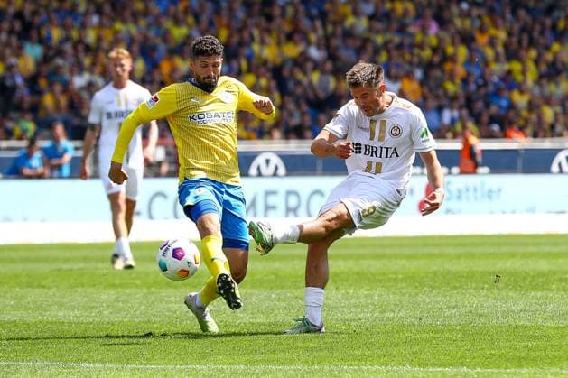 12 05 2024, xtgx, Fußball 2 Bundesliga, Eintracht Braunschweig SV Wehen Wiesbaden emspor, v l Fabio Kaufmann Braunschweig, 37 Thijmen Goppel Wiesbaden, 9 Zweikampf, Duell, Kampf, tackle DFL DFB REGULATIONS PROHIBIT ANY USE OF PHOTOGRAPHS as IMAGE SEQUENCES and or QUASI VIDEO Braunschweig