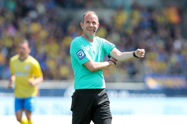 12 05 2024, xtgx, Fußball 2 Bundesliga, Eintracht Braunschweig SV Wehen Wiesbaden emspor, v l Schiedsrichter, Schiri, referee Marco Fritz DFL DFB REGULATIONS PROHIBIT ANY USE OF PHOTOGRAPHS as IMAGE SEQUENCES and or QUASI VIDEO Braunschweig