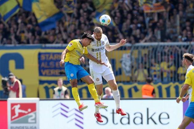 12 05 2024, xtgx, Football 2 Bundesliga, Eintracht Braunschweig SV Wehen Wiesbaden emspor, v l Johan Gomez Braunschweig, 44 , Aleksandar Vukotic Wiesbaden, 26 duel, duel, fight, tackle DFL DFB REGULATIONS PROHIBIT ANY USE OF PHOTOGRAPHS as IMAGE SEQUENCES and or QUASI VIDEO Braunschweig
