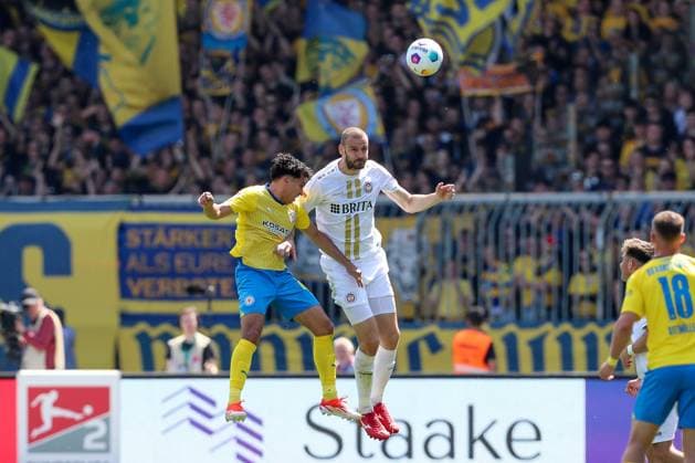 12 05 2024, xtgx, Football 2 Bundesliga, Eintracht Braunschweig SV Wehen Wiesbaden emspor, v l Johan Gomez Braunschweig, 44 , Aleksandar Vukotic Wiesbaden, 26 duel, duel, fight, tackle DFL DFB REGULATIONS PROHIBIT ANY USE OF PHOTOGRAPHS as IMAGE SEQUENCES and or QUASI VIDEO Braunschweig