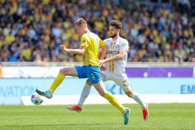 12 05 2024, xtgx, Soccer 2 Bundesliga, Eintracht Braunschweig SV Wehen Wiesbaden emspor, v l Robert Ivanov Braunschweig, 5 , Nikolas Agrafiotis Wiesbaden, 25 duel, duel, fight, tackle DFL DFB REGULATIONS PROHIBIT ANY USE OF PHOTOGRAPHS as IMAGE SEQUENCES and or QUASI VIDEO Braunschweig