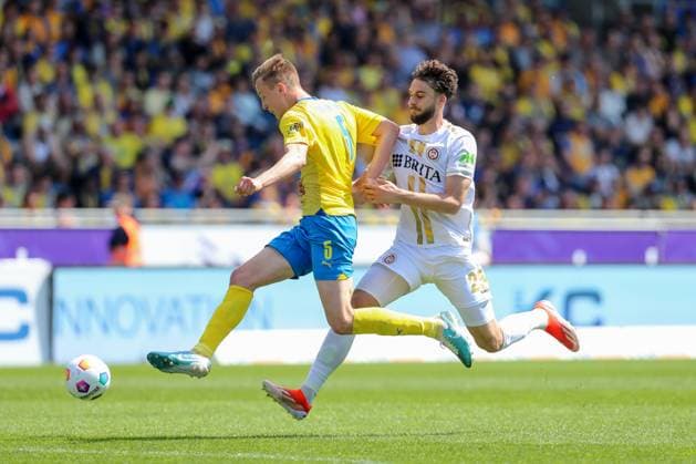 12 05 2024, xtgx, Soccer 2 Bundesliga, Eintracht Braunschweig SV Wehen Wiesbaden emspor, v l Robert Ivanov Braunschweig, 5 , Nikolas Agrafiotis Wiesbaden, 25 duel, duel, fight, tackle DFL DFB REGULATIONS PROHIBIT ANY USE OF PHOTOGRAPHS as IMAGE SEQUENCES and or QUASI VIDEO Braunschweig