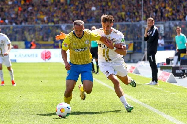 12 05 2024, xtgx, Fußball 2 Bundesliga, Eintracht Braunschweig SV Wehen Wiesbaden emspor, v l Marvin Rittmueller Braunschweig, 18 , Thijmen Goppel Wiesbaden, 9 Zweikampf, Duell, Kampf, tackle DFL DFB REGULATIONS PROHIBIT ANY USE OF PHOTOGRAPHS as IMAGE SEQUENCES and or QUASI VIDEO Braunschweig