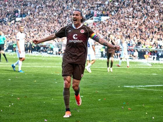 Marcel Hartel (FC St. Pauli 10) . schiesst in der 68 Spielminute das dritte Tor fuer St. Pauli. Der Jubel und die Freude ist gross bei Jackson Irvine (FC St. Pauli 07) GER, FC St. Pauli vs. VFL Osnabrueck, 2. Bundesliga, 33. Spieltag, Fussball, Spielzeit 2023 2024, 12.05.2024 GER, FC St. Pauli vs. VFL Osnabrueck, 2. Bundesliga, 33. Spieltag, Fussball, Spielzeit 2023 2024, 12.05.2024 Hamburg *** Marcel Hartel FC St Pauli 10 scores the third goal for St Pauli in the 68th minute of the match The jubilation and joy is great for Jackson Irvine FC St Pauli 07 GER, FC St Pauli vs VFL Osnabrueck, 2 Bundesliga, 33 Matchday, Football, Season 2023 2024, 12 05 2024 GER, FC St Pauli vs VFL Osnabrueck, 2 Bundesliga, 33 Matchday, Football, Season 2023 2024, 12 05 2024 Hamburg Copyright: xEibner-Pressefoto xStephaniexZerx EP_SZE