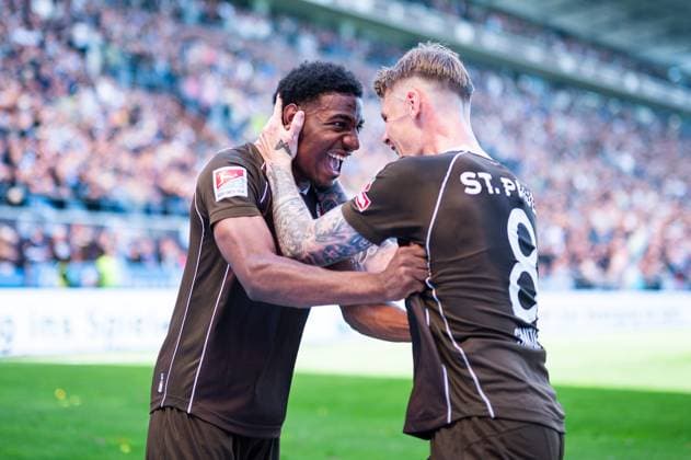 12.05.2024 - Fußball, 2023 2024, 2. Bundesliga, 33. Spieltag, FC St. Pauli - FC Hansa Rostock: (L-R) Oladapo Afolayan (Pauli), Eric Smith (Pauli) jubeln nach dem Tor zum 3:0 von Johannes Eggestein (Pauli) DFL REGULATIONS PROHIBIT ANY USE OF PHOTOGRAPHS AS IMAGE SEQUENCES AND OR QUASI-VIDEO. *** 12 05 2024 Soccer, 2023 2024, 2 Bundesliga, Matchday 33, FC St Pauli FC Hansa Rostock L R Oladapo Afolayan Pauli , Eric Smith Pauli cheer after Johannes Eggestein Paulis 3-0 goal DFL REGULATIONS PROHIBIT ANY USE OF PHOTOGRAPHS AS IMAGE SEQUENCES AND OR QUASI VIDEO