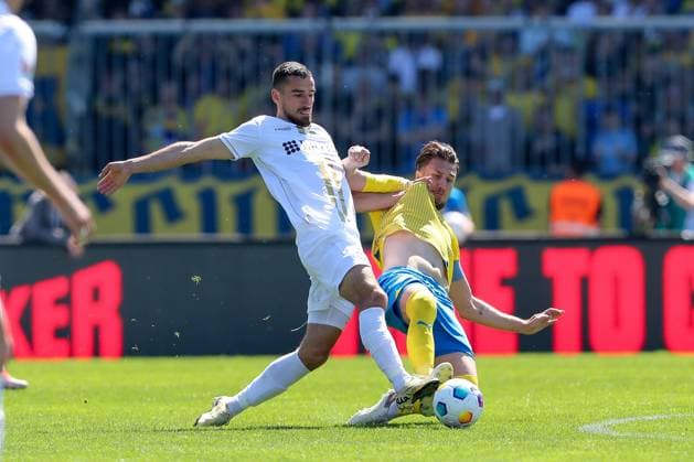 12 05 2024, xtgx, Football 2 Bundesliga, Eintracht Braunschweig SV Wehen Wiesbaden emspor, v l Ivan Prtajin Wiesbaden, 18 , Thorir Johann Helgason Braunschweig, 20 duel, duel, fight, tackle DFL DFB REGULATIONS PROHIBIT ANY USE OF PHOTOGRAPHS as IMAGE SEQUENCES and or QUASI VIDEO Braunschweig