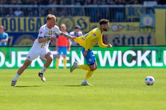 12 05 2024, xtgx, Football 2 Bundesliga, Eintracht Braunschweig SV Wehen Wiesbaden emspor, v l Bjarke Jacobsen Wiesbaden, 19 , Fabio Kaufmann Braunschweig, 37 duel, duel, fight, tackle DFL DFB REGULATIONS PROHIBIT ANY USE OF PHOTOGRAPHS as IMAGE SEQUENCES and or QUASI VIDEO Braunschweig