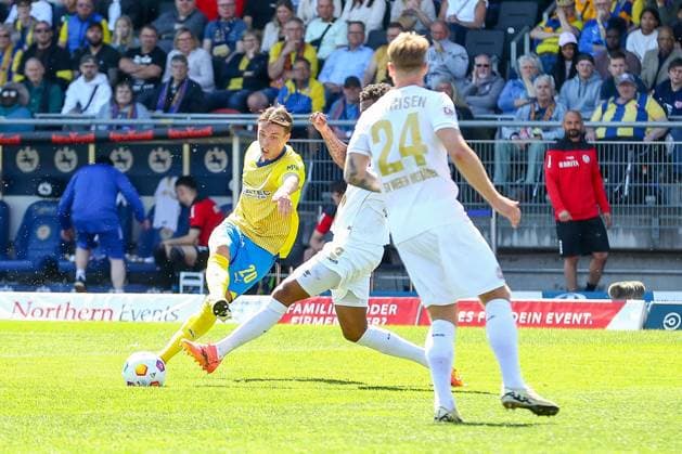 12 05 2024, xtgx, Soccer 2 Bundesliga, Eintracht Braunschweig SV Wehen Wiesbaden emspor, v l Thorir Johann Helgason Braunschweig, 20 , Martin Angha Wiesbaden, 2 duel, duel, fight, tackle DFL DFB REGULATIONS PROHIBIT ANY USE OF PHOTOGRAPHS as IMAGE SEQUENCES and or QUASI VIDEO Braunschweig