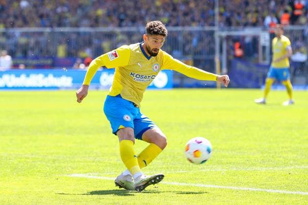 12 05 2024, xtgx, Fußball 2 Bundesliga, Eintracht Braunschweig SV Wehen Wiesbaden emspor, v l Fabio Kaufmann Braunschweig, 37 am Ball, plays the ball DFL DFB REGULATIONS PROHIBIT ANY USE OF PHOTOGRAPHS as IMAGE SEQUENCES and or QUASI VIDEO Braunschweig