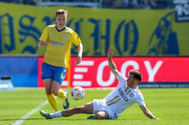 12 05 2024, xtgx, Soccer 2 Bundesliga, Eintracht Braunschweig SV Wehen Wiesbaden emspor, v l Robert Ivanov Braunschweig, 5 , Thijmen Goppel Wiesbaden, 9 duel, duel, fight, tackle DFL DFB REGULATIONS PROHIBIT ANY USE OF PHOTOGRAPHS as IMAGE SEQUENCES and or QUASI VIDEO Braunschweig
