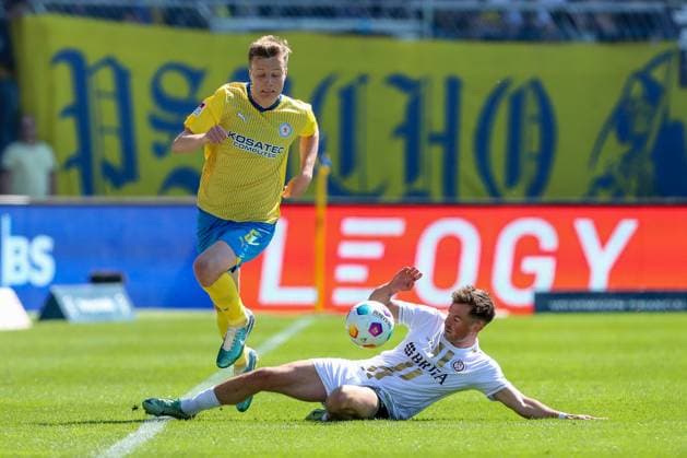 12 05 2024, xtgx, Soccer 2 Bundesliga, Eintracht Braunschweig SV Wehen Wiesbaden emspor, v l Robert Ivanov Braunschweig, 5 , Thijmen Goppel Wiesbaden, 9 duel, duel, fight, tackle DFL DFB REGULATIONS PROHIBIT ANY USE OF PHOTOGRAPHS as IMAGE SEQUENCES and or QUASI VIDEO Braunschweig
