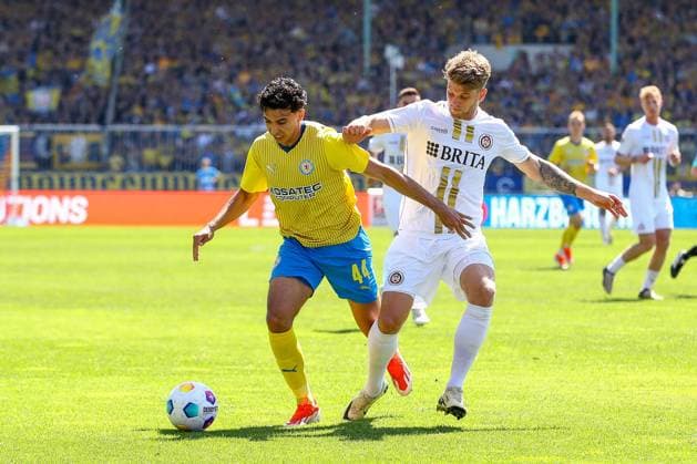 12 05 2024, xtgx, Soccer 2 Bundesliga, Eintracht Braunschweig SV Wehen Wiesbaden emspor, v l Johan Gomez Braunschweig, 44 , Marcus Mathisen Wiesbaden, 24 duel, duel, fight, tackle DFL DFB REGULATIONS PROHIBIT ANY USE OF PHOTOGRAPHS as IMAGE SEQUENCES and or QUASI VIDEO Braunschweig