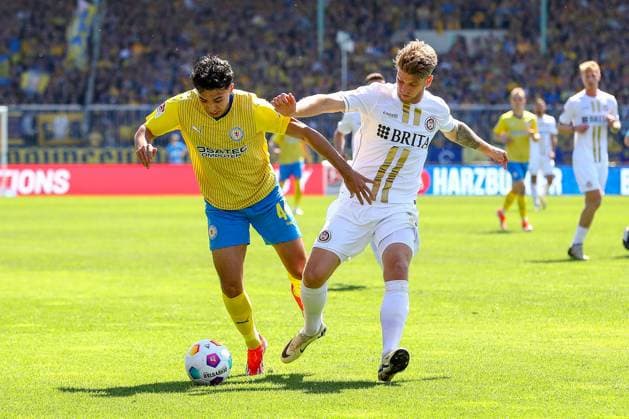 12 05 2024, xtgx, Soccer 2 Bundesliga, Eintracht Braunschweig SV Wehen Wiesbaden emspor, v l Johan Gomez Braunschweig, 44 , Marcus Mathisen Wiesbaden, 24 duel, duel, fight, tackle DFL DFB REGULATIONS PROHIBIT ANY USE OF PHOTOGRAPHS as IMAGE SEQUENCES and or QUASI VIDEO Braunschweig