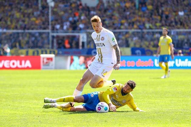 12 05 2024, xtgx, Football 2 Bundesliga, Eintracht Braunschweig SV Wehen Wiesbaden emspor, v l Franko Kovacevic Wiesbaden, 14 , Fabio Kaufmann Braunschweig, 37 duel, duel, fight, tackle DFL DFB REGULATIONS PROHIBIT ANY USE OF PHOTOGRAPHS as IMAGE SEQUENCES and or QUASI VIDEO Braunschweig