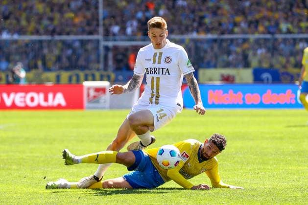12 05 2024, xtgx, Football 2 Bundesliga, Eintracht Braunschweig SV Wehen Wiesbaden emspor, v l Franko Kovacevic Wiesbaden, 14 , Fabio Kaufmann Braunschweig, 37 duel, duel, fight, tackle DFL DFB REGULATIONS PROHIBIT ANY USE OF PHOTOGRAPHS as IMAGE SEQUENCES and or QUASI VIDEO Braunschweig