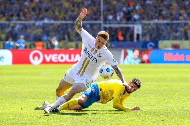 12 05 2024, xtgx, Soccer 2 Bundesliga, Eintracht Braunschweig SV Wehen Wiesbaden emspor, v l DFL DFB REGULATIONS PROHIBIT ANY USE OF PHOTOGRAPHS as IMAGE SEQUENCES and or QUASI VIDEO Braunschweig